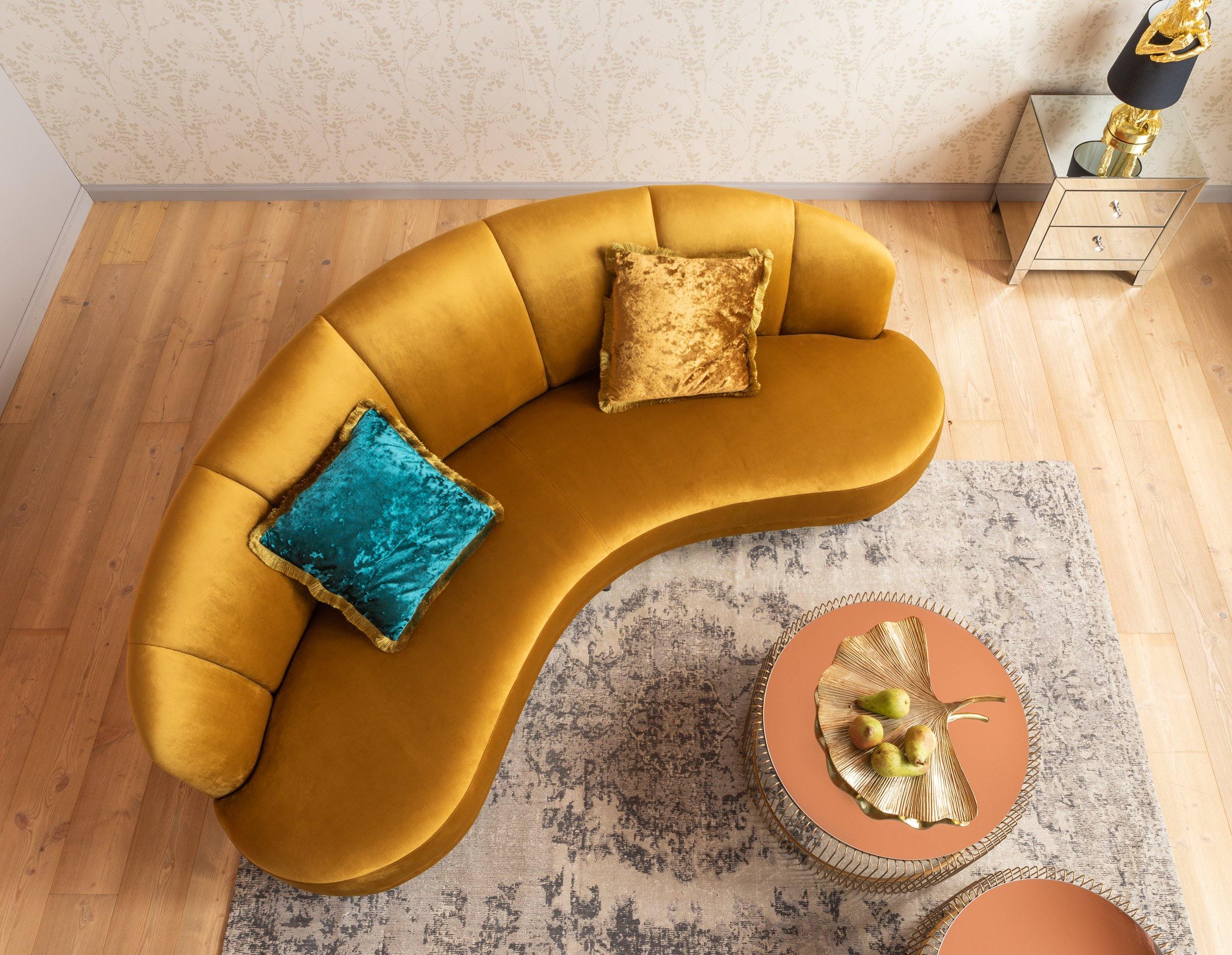 Picking the perfect sofa throw pillows is harder than you might think